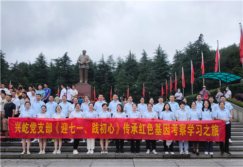 毛泽东铜像广场合影.jpg 毛泽东铜像广场合影.jpg